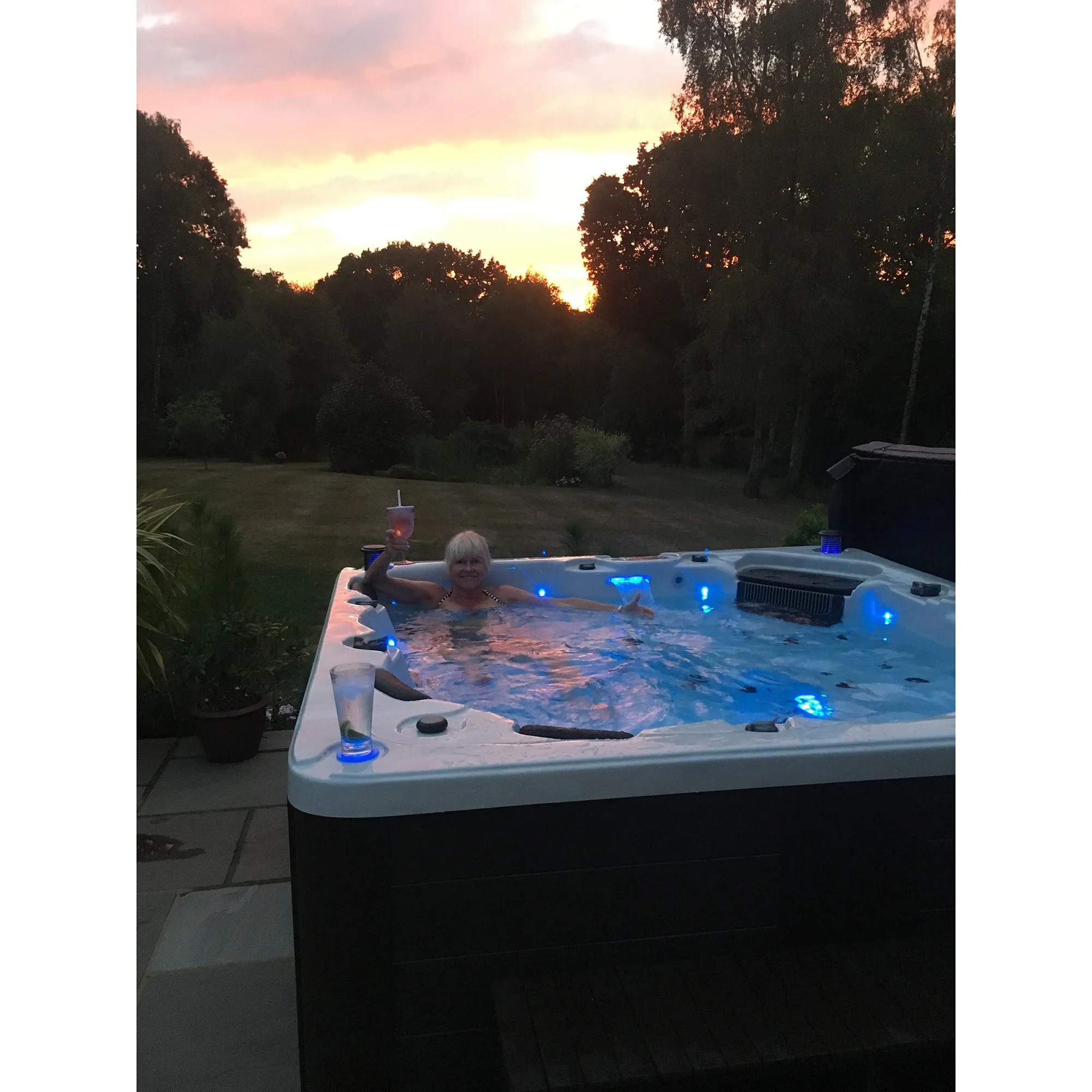 Vancouver AI Hot Tub |6-Person 65-Jet | 227 x 227 cm